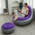 Mujer relajada leyendo en el sillón inflable